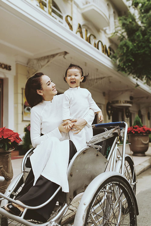 Tết này, không sang chảnh hàng hiệu, sao Việt chỉ thích cho con diện áo dài truyền thống - 9
