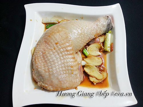 Thay vì gà luộc, chị em hãy thử thịt gà hấp xì dầu dễ nấu mà ngon này nhé! - 3