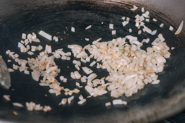 Cơm rang tôm trứng dễ làm, ngon miệng cho bữa sáng - 4