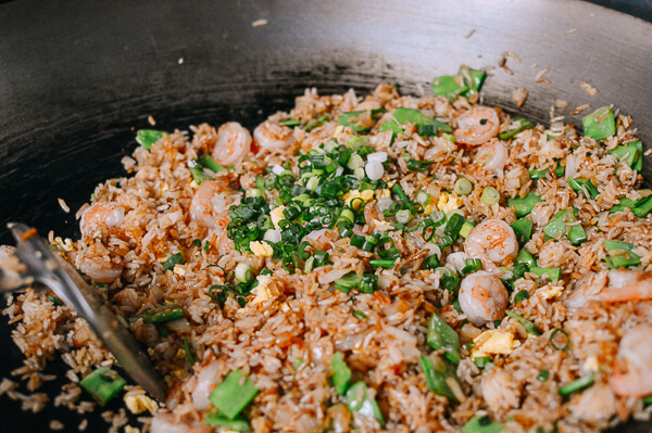 Cơm rang tôm trứng dễ làm, ngon miệng cho bữa sáng - 7