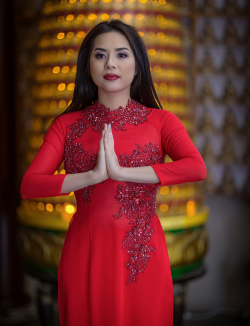 Hoa hậu Người Việt Thế giới 2017 Jasmine Le diện áo dài đi lễ chùa - 1