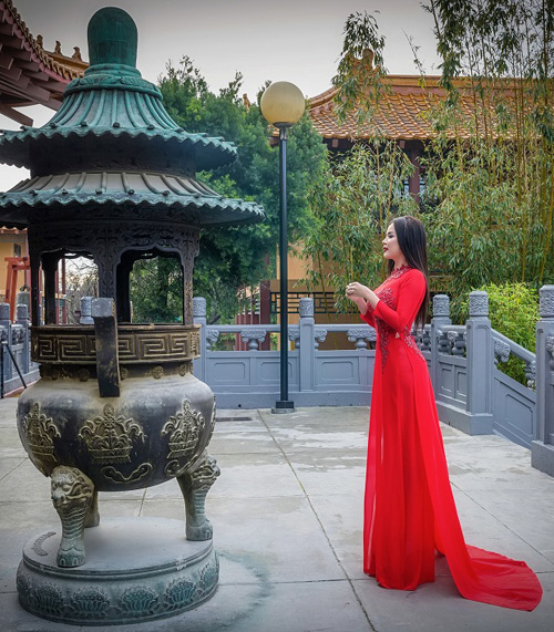 Hoa hậu Người Việt Thế giới 2017 Jasmine Le diện áo dài đi lễ chùa - 2