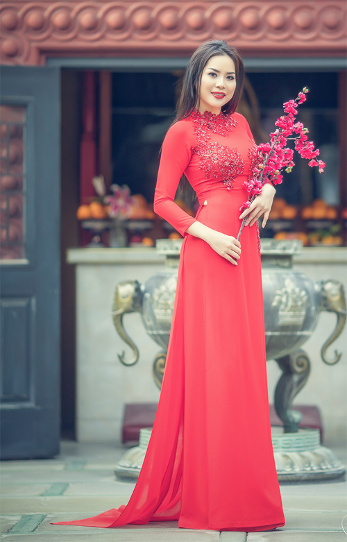 Hoa hậu Người Việt Thế giới 2017 Jasmine Le diện áo dài đi lễ chùa - 3
