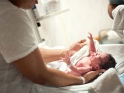 Bà bầu - Đi đẻ, chồng bảo vợ: 'Đừng chết nhé!'