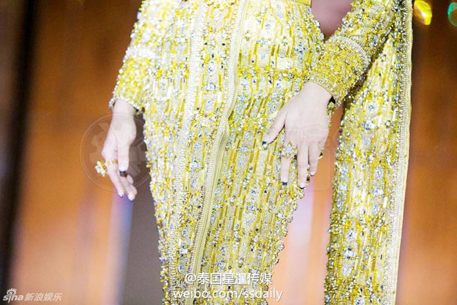 Choáng váng vì váy đính 300000 viên kim cương của hoa hậu hoàn vũ thái lan