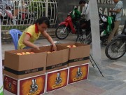 Mua sắm - Giá cả - Trái cây ngoại tràn xuống vỉa hè bán Tết