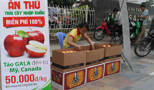 Trái cây ngoại tràn xuống vỉa hè bán Tết - 1