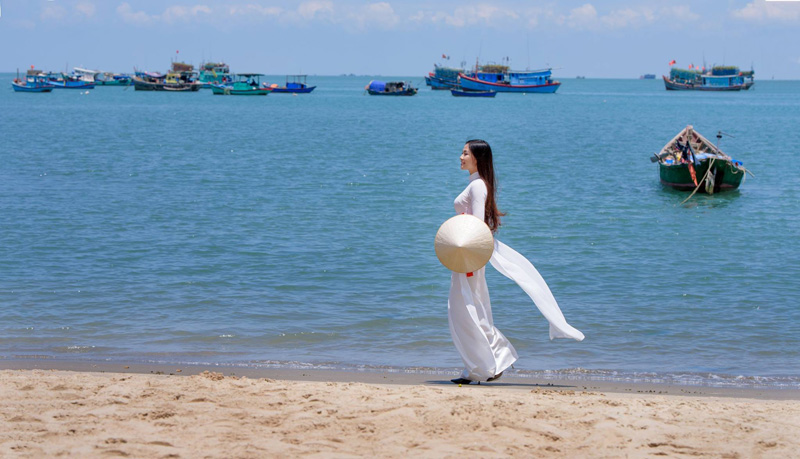 Người đàn ông amp;#34;giữ hồnamp;#34; cho áo dài Việt: Không cưỡng lại được nên phải chụp thôi! - 17