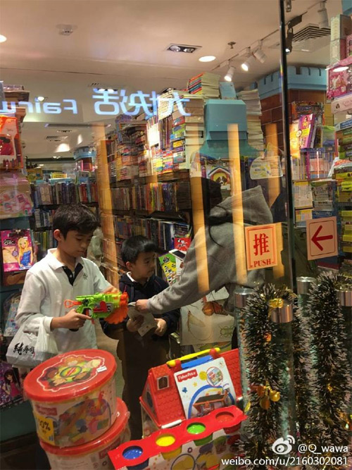Diva Vương Phi thoải mái chơi đùa, vô tư khóa môi Tạ Đình Phong tại sân bay - 4
