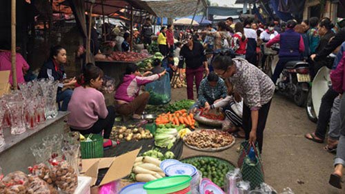 Chợ 30 Tết: 1kg thịt bò mua được 10kg thịt lợn - 1