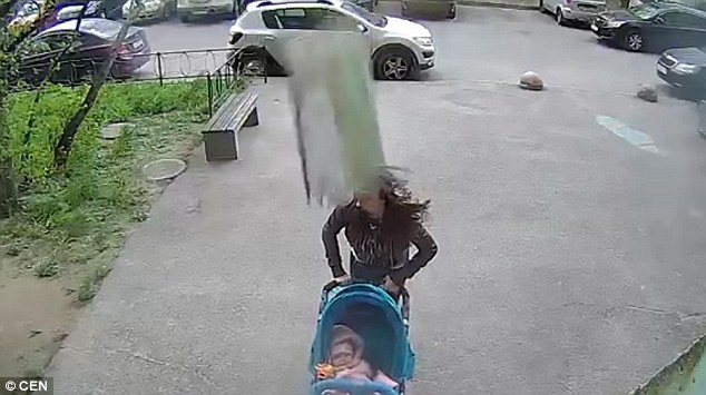 Người mẹ Nga sống sót kì diệu dù bị bê tông rơi vào đầu - 1