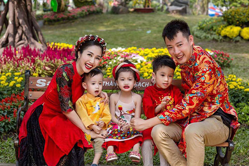 Tết này, không sang chảnh hàng hiệu, sao Việt chỉ thích cho con diện áo dài truyền thống - 2