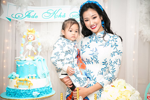 Tết này, không sang chảnh hàng hiệu, sao Việt chỉ thích cho con diện áo dài truyền thống - 6