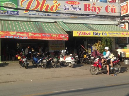 Hàng quán hát amp;#39;điệp khúcamp;#39; tăng giá ngày mùng 1 Tết - 1
