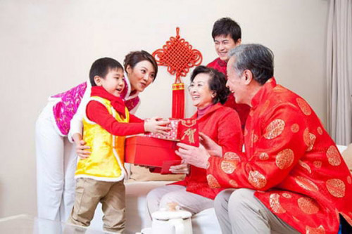 Tại sao lại có tục lệ xem tuổi xông đất, xông nhà ngày đầu năm mới? - 1