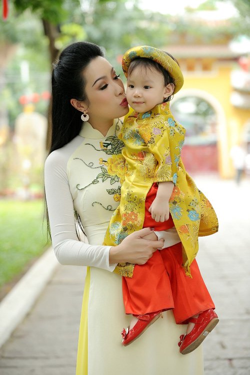 Trịnh Kim Chi khoe amp;#34;nhan sắc không tuổiamp;#34;, bế con gái út đi du xuân - 4