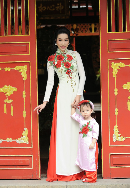 Trịnh Kim Chi khoe amp;#34;nhan sắc không tuổiamp;#34;, bế con gái út đi du xuân - 8