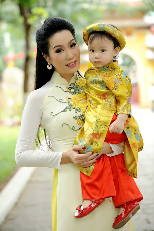 Trịnh Kim Chi khoe amp;#34;nhan sắc không tuổiamp;#34;, bế con gái út đi du xuân - 5