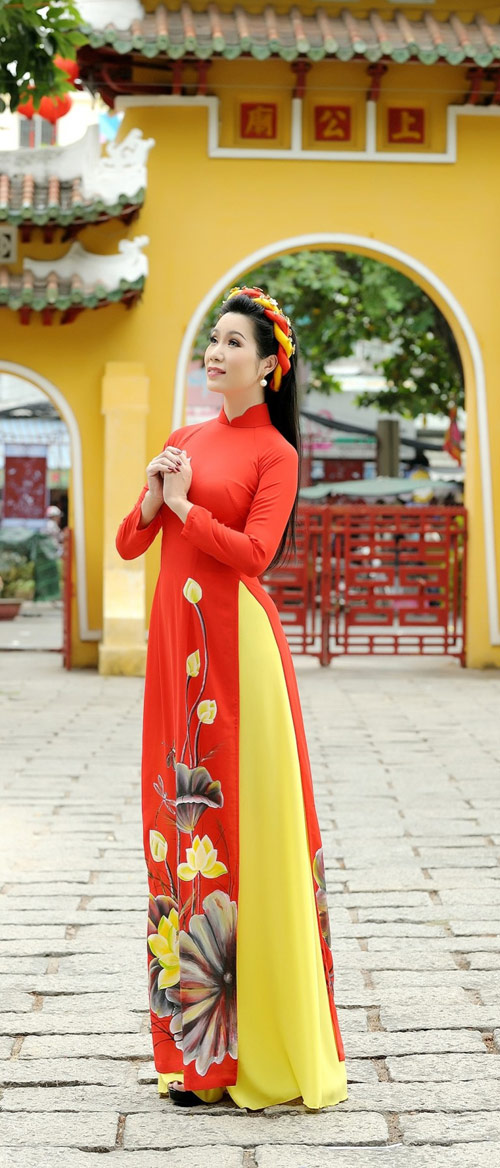 Trịnh Kim Chi khoe amp;#34;nhan sắc không tuổiamp;#34;, bế con gái út đi du xuân - 9
