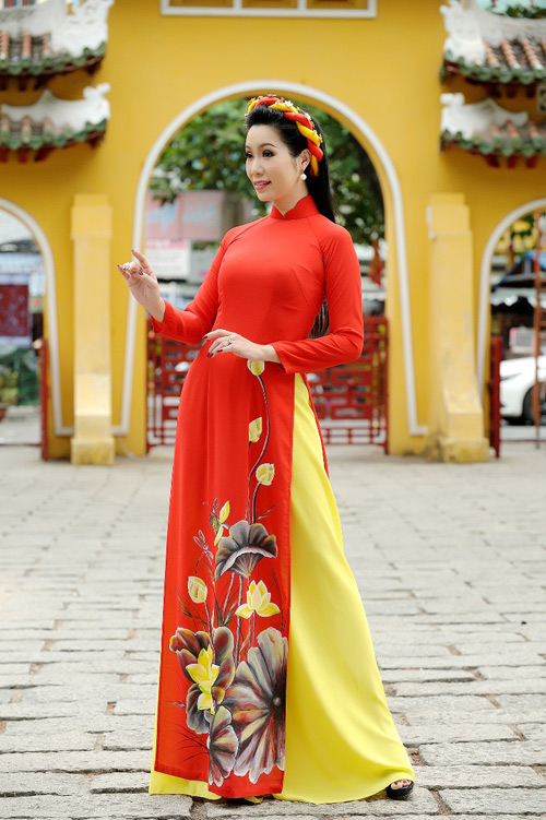 Trịnh Kim Chi khoe amp;#34;nhan sắc không tuổiamp;#34;, bế con gái út đi du xuân - 11