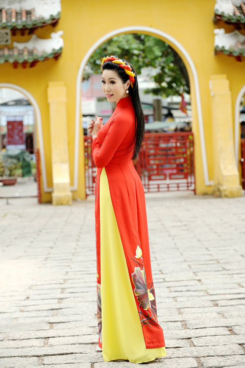 Trịnh Kim Chi khoe amp;#34;nhan sắc không tuổiamp;#34;, bế con gái út đi du xuân - 13