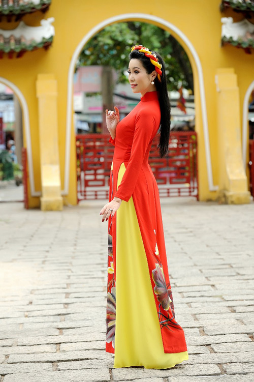 Trịnh Kim Chi khoe amp;#34;nhan sắc không tuổiamp;#34;, bế con gái út đi du xuân - 12