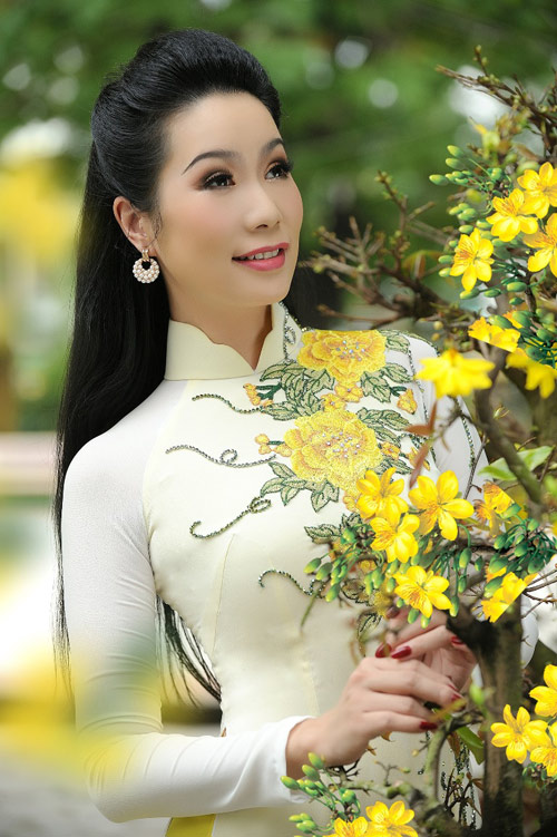 Trịnh Kim Chi khoe amp;#34;nhan sắc không tuổiamp;#34;, bế con gái út đi du xuân - 1