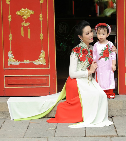 Trịnh Kim Chi khoe amp;#34;nhan sắc không tuổiamp;#34;, bế con gái út đi du xuân - 6