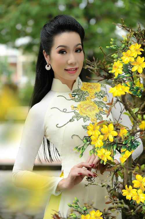 Trịnh Kim Chi khoe amp;#34;nhan sắc không tuổiamp;#34;, bế con gái út đi du xuân - 2