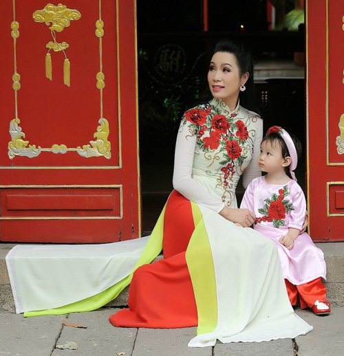 Trịnh Kim Chi khoe amp;#34;nhan sắc không tuổiamp;#34;, bế con gái út đi du xuân - 7