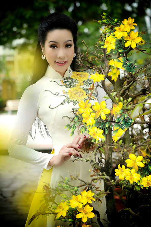 Trịnh Kim Chi khoe amp;#34;nhan sắc không tuổiamp;#34;, bế con gái út đi du xuân - 3