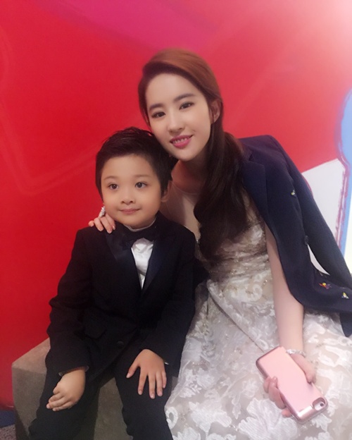 Không còn nghi ngờ gì nữa, đây sẽ là nhóc tì amp;#34;khuynh đảoamp;#34; màn ảnh Trung 2017 - 15