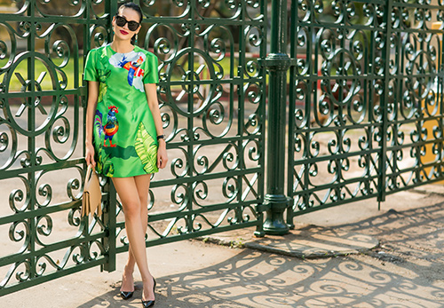 Fashionista Sài Gòn du xuân với váy áo họa tiết gà trống - 5