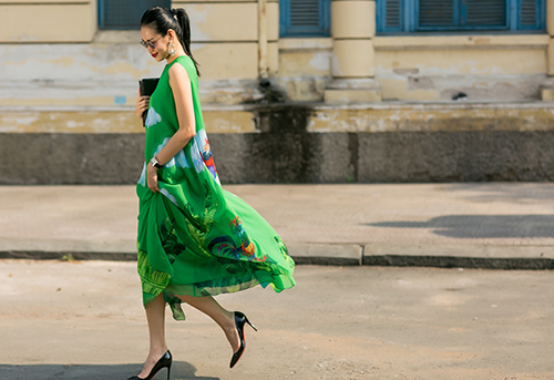 Fashionista Sài Gòn du xuân với váy áo họa tiết gà trống - 8