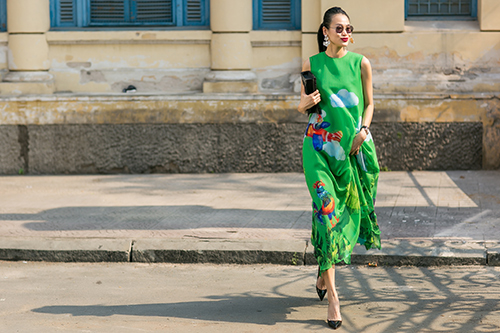 Fashionista Sài Gòn du xuân với váy áo họa tiết gà trống - 9