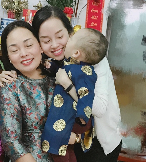 Thiên thần nhỏ của Ly Kute vui Tết đầu tiên bên mẹ và bà ngoại - 1