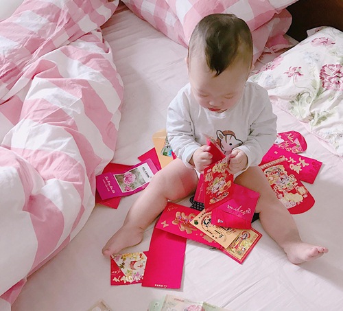 Thiên thần nhỏ của Ly Kute vui Tết đầu tiên bên mẹ và bà ngoại - 4