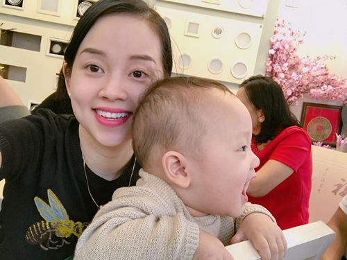 Thiên thần nhỏ của Ly Kute vui Tết đầu tiên bên mẹ và bà ngoại - 6