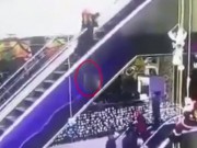 Clip Eva - Vướng váy vào thang cuốn, mẹ đánh rơi con khiến đứa trẻ tử vong tại chỗ