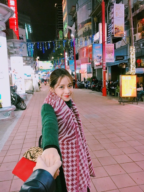 Mẹ ruột sành điệu của Chi Pu đi du lịch nước ngoài cùng con và Gil Lê - 7