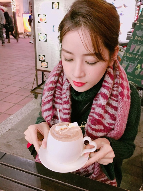 Mẹ ruột sành điệu của Chi Pu đi du lịch nước ngoài cùng con và Gil Lê - 6