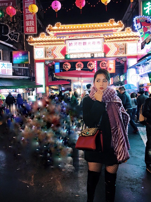 Mẹ ruột sành điệu của Chi Pu đi du lịch nước ngoài cùng con và Gil Lê - 1