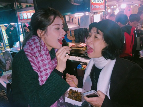 Mẹ ruột sành điệu của Chi Pu đi du lịch nước ngoài cùng con và Gil Lê - 4