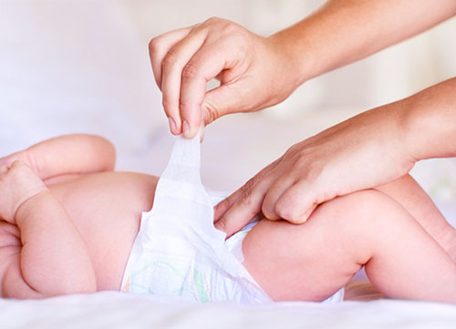 Chăm sóc con gái không cẩn thận, mẹ có thể khiến bé viêm nhiễm vùng kín từ khi sơ sinh - 1