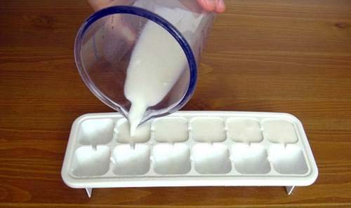 Lấy gói sữa bỏ vào ngăn đá cho đông lại rồi chà lên mặt xem điều gì xảy ra