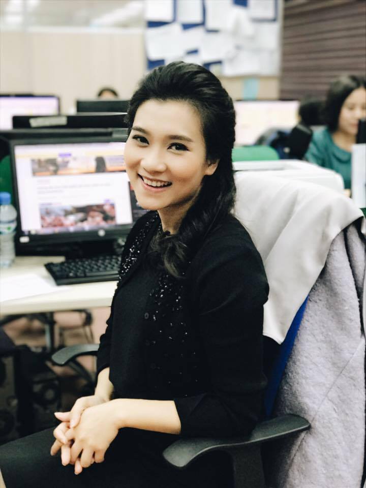 Lộ diện nữ biên tập viên xinh đẹp mới toanh của bản tin Thời sự VTV1 - 3