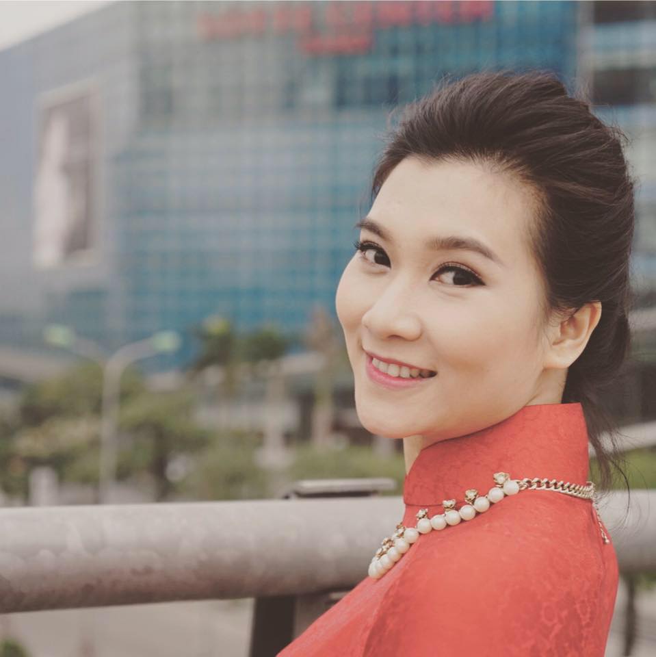 Lộ diện nữ biên tập viên xinh đẹp mới toanh của bản tin Thời sự VTV1 - 4