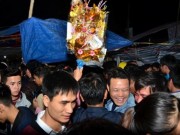 Tin tức - Bất chấp mưa lạnh, chợ Viềng đông nghịt khách 'mua may bán rủi'