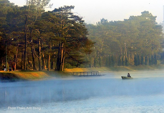 Sương Đà Lạt êm ái, mơ hồ, giống như làn khói mờ mịt lan tỏa trên mặt Hồ Xuân Hương. 
