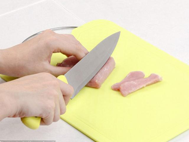 Nguy hiểm chết người rình rập từ việc dùng thớt nhựa…